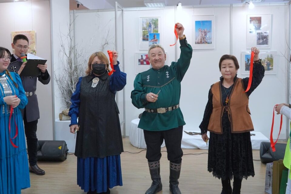 В Якутске открыли выставку народного мастера Николая Степанова