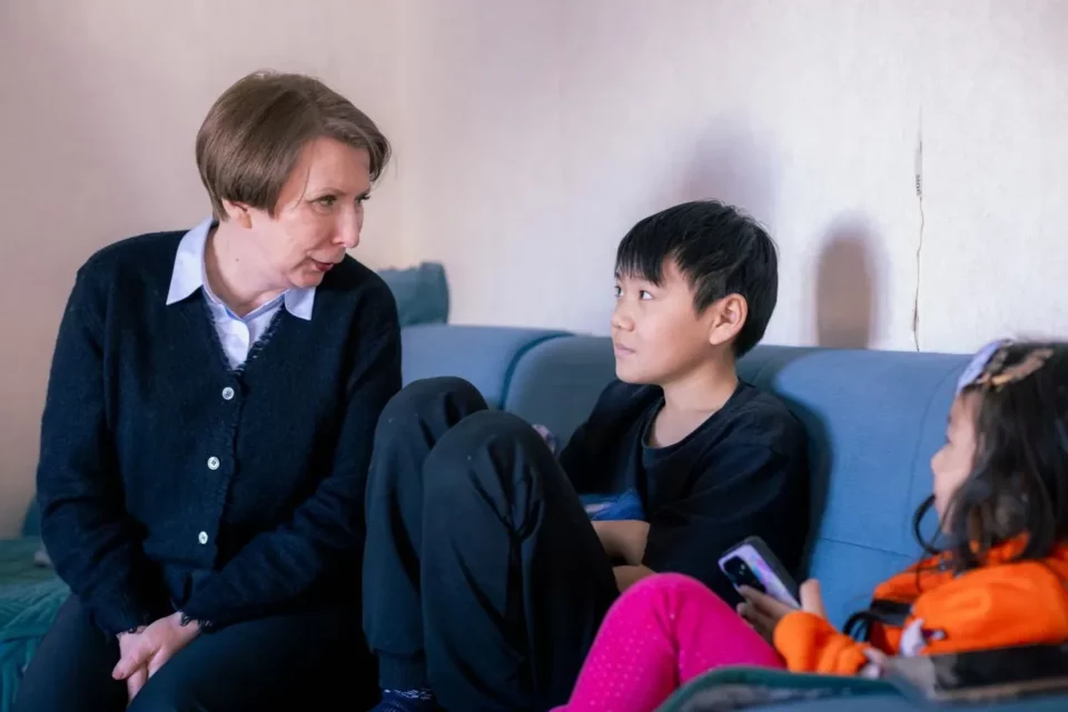 Вице-премьер Якутии установила дымовые извещатели в доме многодетной семьи