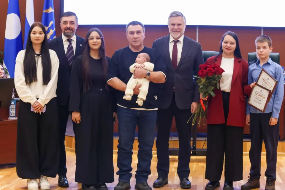 В Нерюнгринском районе двум многодетным семьям вручили республиканские сертификаты поддержки