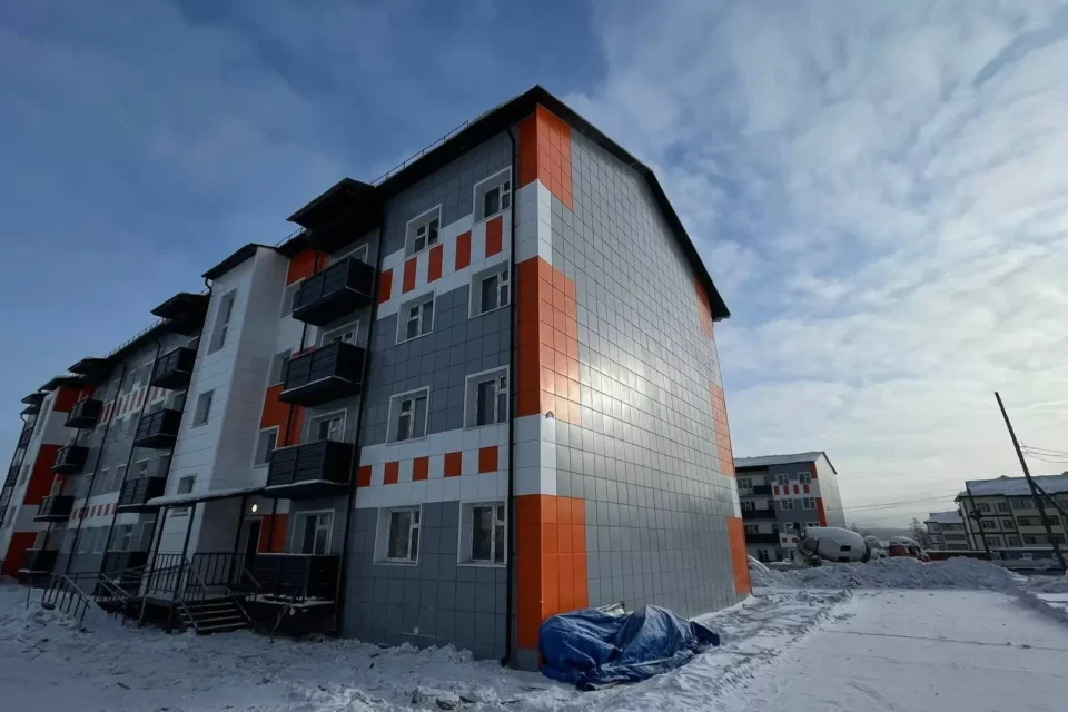 Кирилл Бычков проверил реализацию программы переселения из аварийного жилья в Чульмане