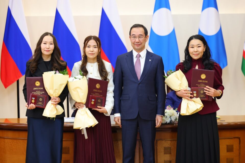 Айсен Николаев наградил выдающихся ученых Якутии