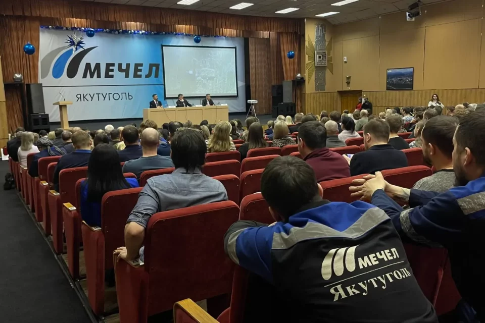 Кирилл Бычков представил отчет правительства Якутии перед работниками промышленных предприятий