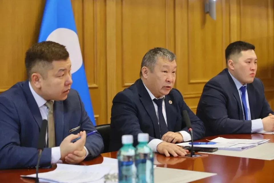 Дмитрий Садовников поручил ускорить завоз грузов в Арктику