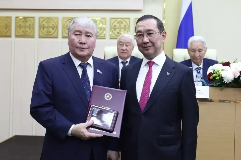 Айсен Николаев поздравил первого вице-спикера парламента Александра Жиркова с 70-летием