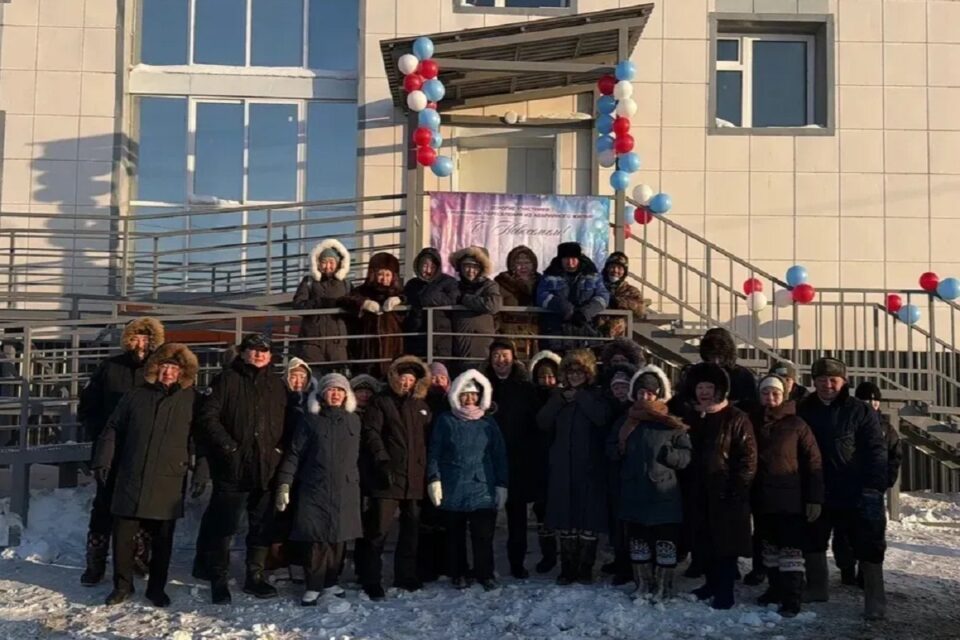 Айсен Николаев вручил ключи новоселам первого каменного дома в Анабарском районе Якутии
