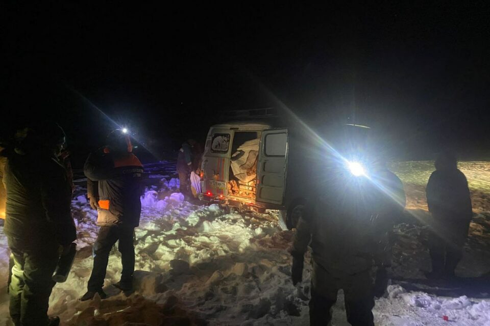 Восемь рыбаков эвакуированы спасателями с реки Вилюй после поломки машин