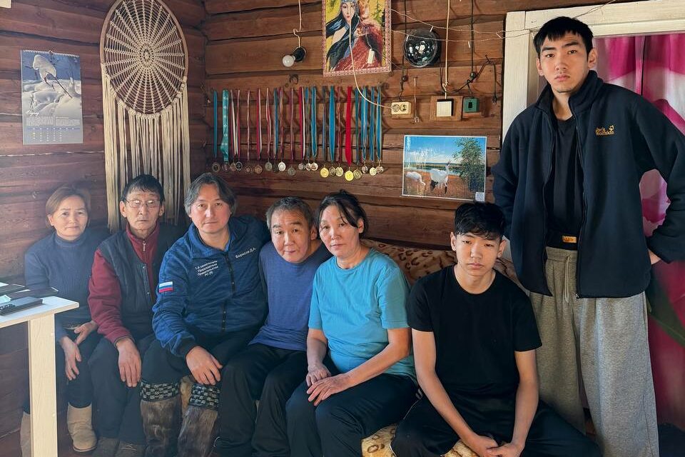 Джулустан Борисов передал дымовые извещатели многодетной семье в Верхневилюйском районе