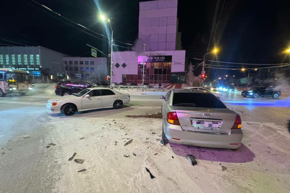 Два человека пострадали в ДТП на перекрестке в Якутске