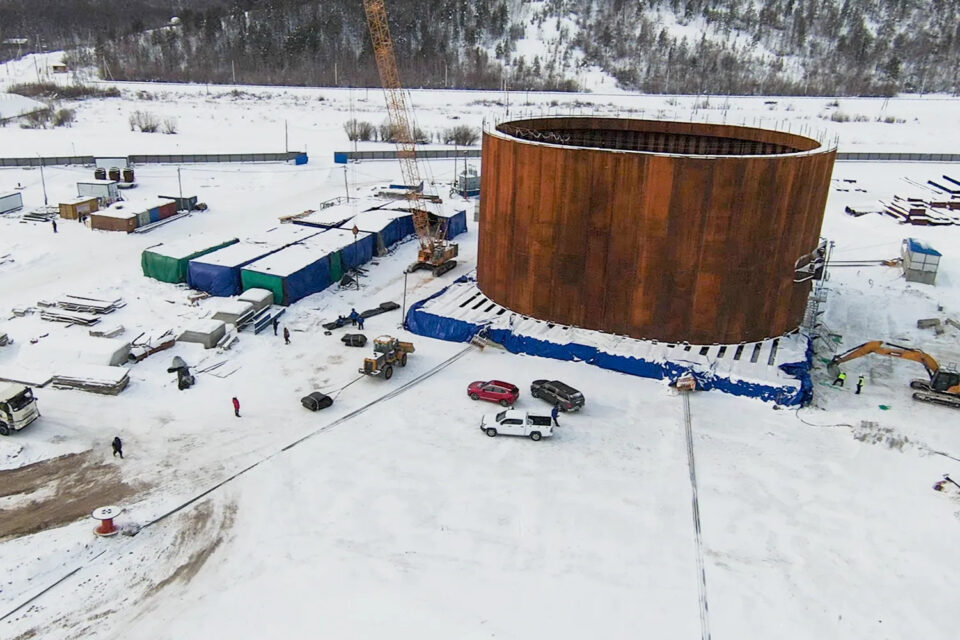 Строители начали перемещение первого коффердама для пилона Ленского моста