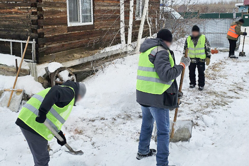 В Табаге осужденные очистили от снега дворы ветеранов и семей участников СВО