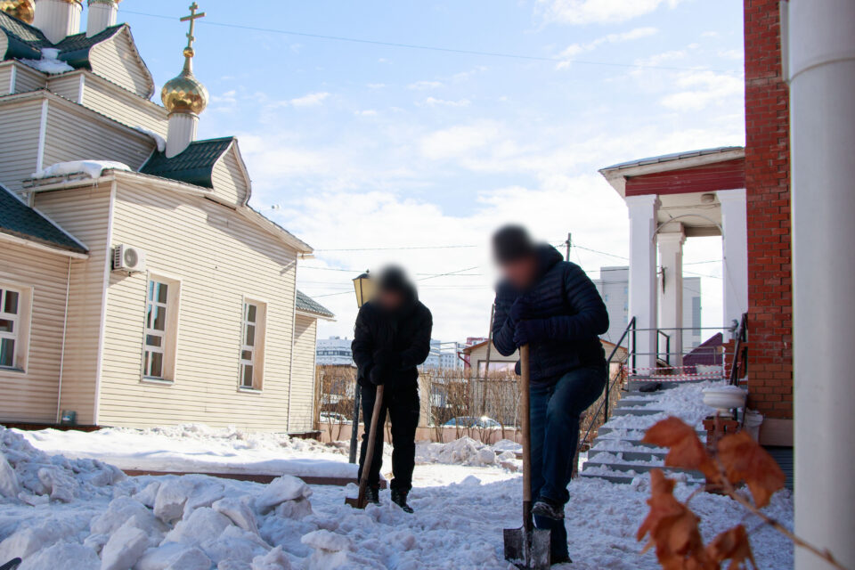 В Якутске осужденные расчистили снег на территории женского монастыря