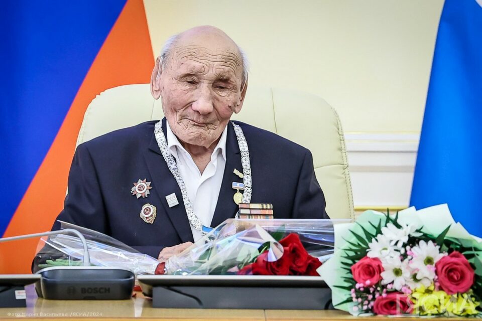 В Якутии ветерана Великой Отечественной войны Наума Слепцова поздравили со 102-летием