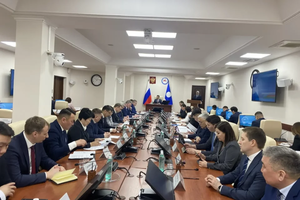 Заседание по противодействию коррупции провел Айсен Николаев
