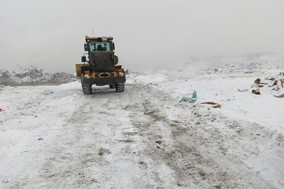 В тушении пожара на свалке в Нижнем Бестяхе задействована большегрузная техника