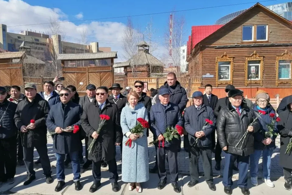 Якутяне возложили цветы к памятнику Степану Аржакову