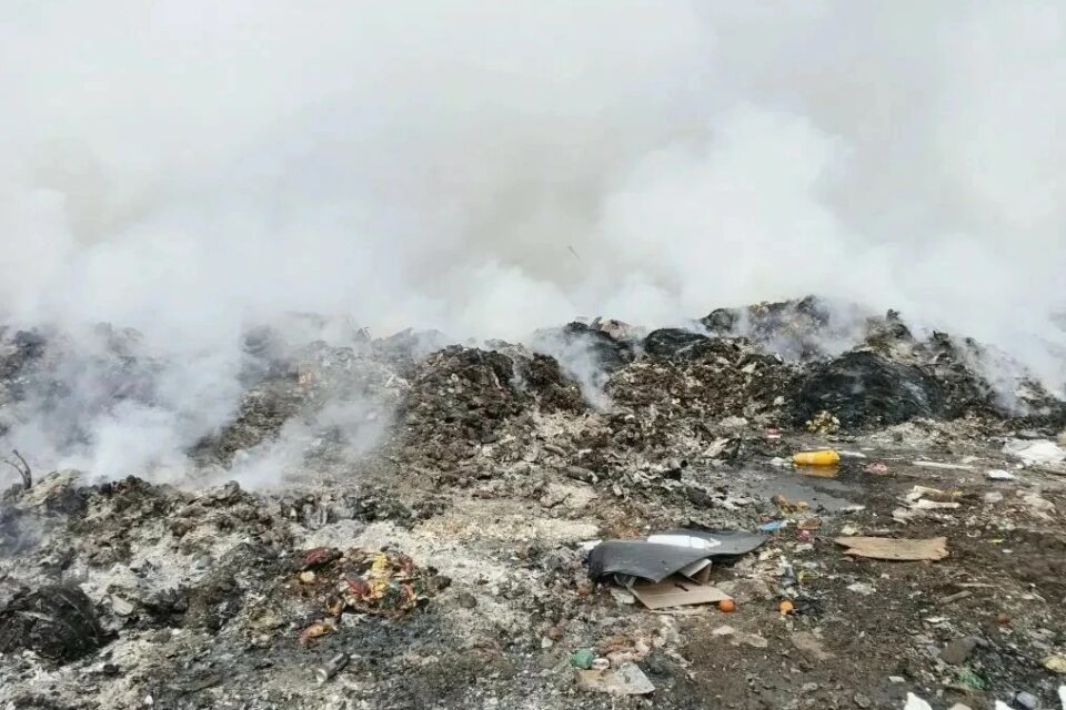 В Нижнем Бестяхе загорелась несанкционированная свалка