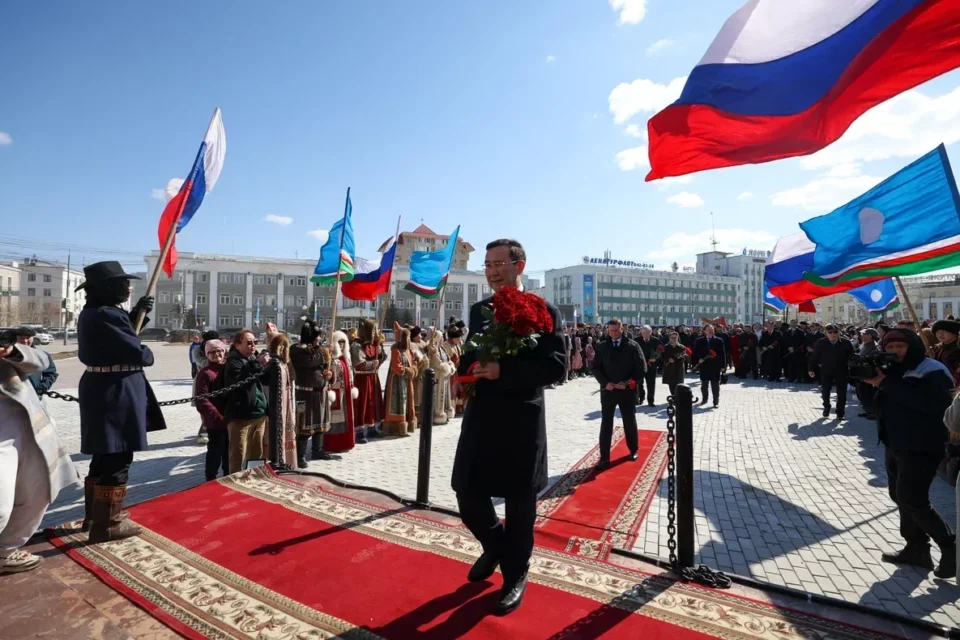 Глава Якутии возложил цветы к памятнику Платону Ойунскому