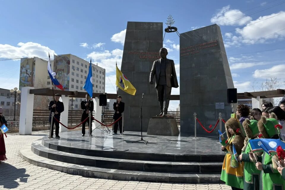 В День республики в Якутске почтили память Исидора Барахова