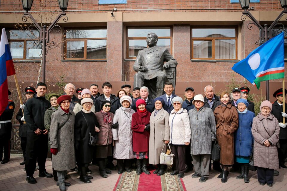 В День республики в Якутске почтили память Василия Никифорова-Кюлюмнюра
