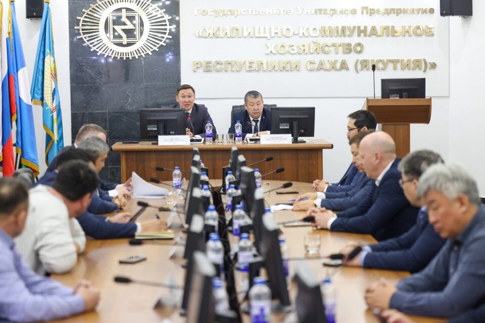Более 366 тысяч тонн топлива доставили в районы Якутии по автозимникам