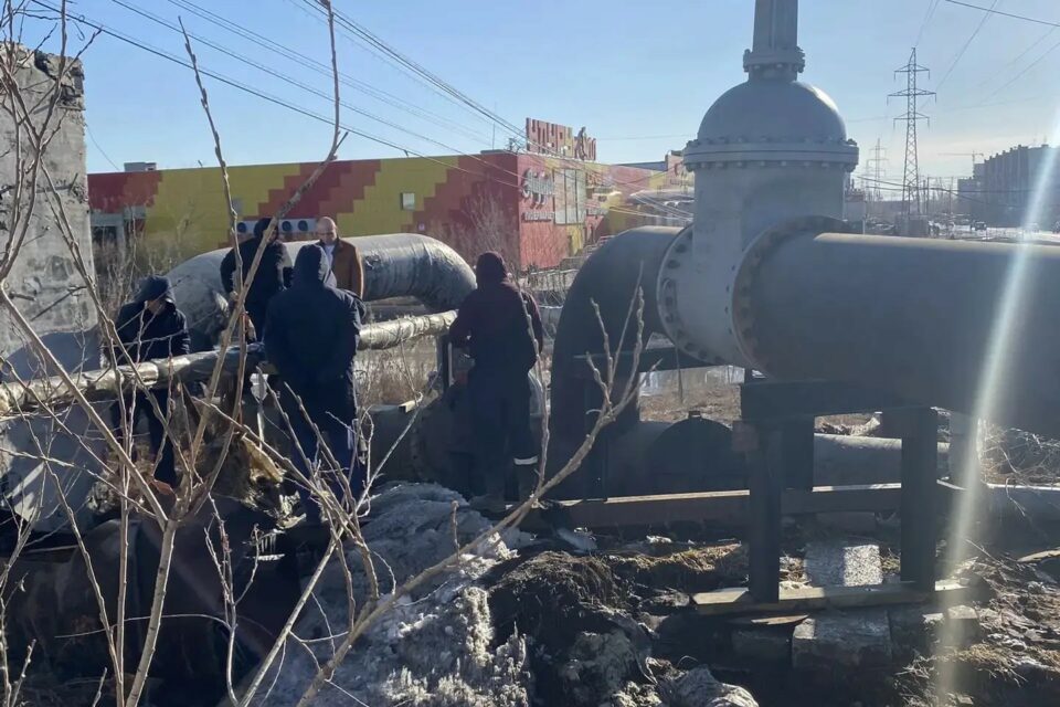 В Якутске завершили аварийные работы на трубопроводе по улице Кальвица