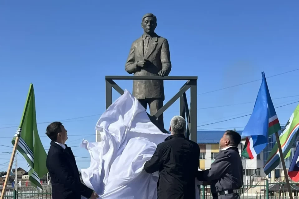 Памятник Платону Ойунскому открыли в селе Черкех Якутии
