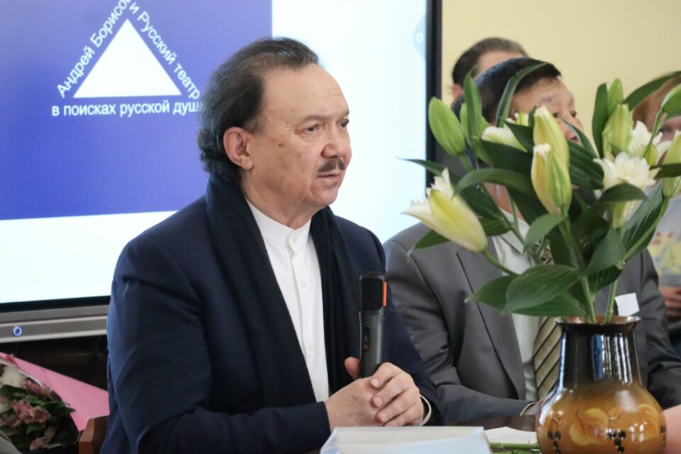В Якутии выпустили электронную книгу о спектаклях Андрея Борисова в Русском театре