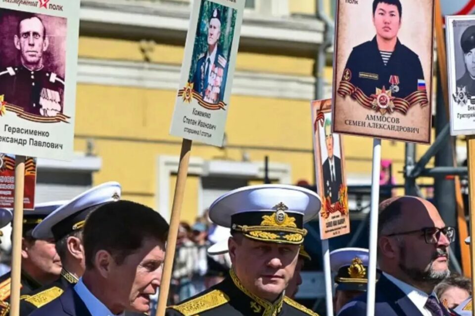 Командующий Тихоокеанским флотом прошел в «Бессмертном полку» с портретом погибшего якутского морпеха