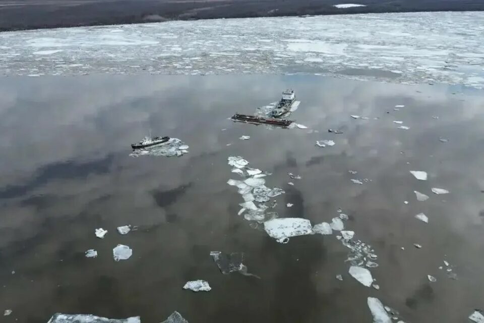 Из-за ледохода на Индигирке унесло десять судов
