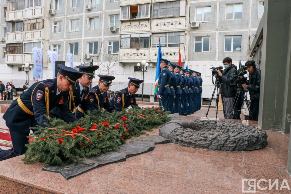 Якутяне возложили цветы к мемориальному комплексу «Солдат Туймаады»