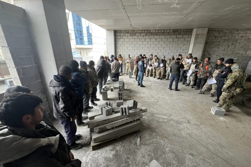 В Якутске полиция выявила 15 иностранцев, работавших на стройке без разрешения