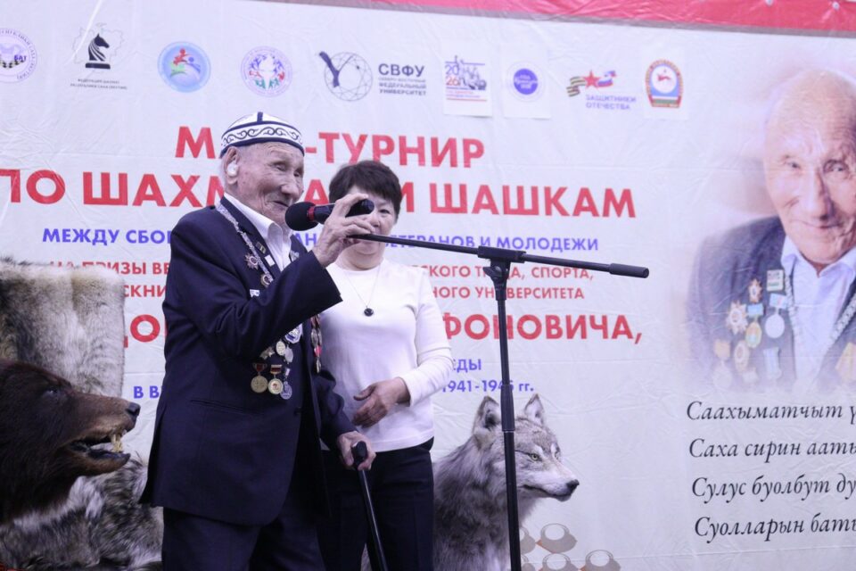 На призы 102-летнего ветерана Наума Слепцова провели матч-турнир по шахматам и шашкам