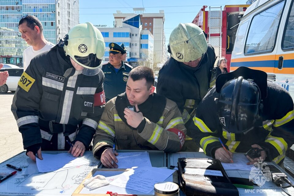 Пожарно-тактические учения прошли в торговом центре Якутска