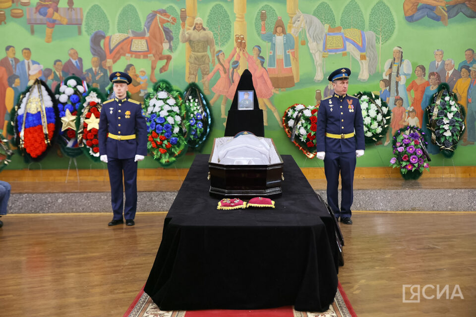 В Верхневилюйском районе похоронили Героя России Алексея Петрова