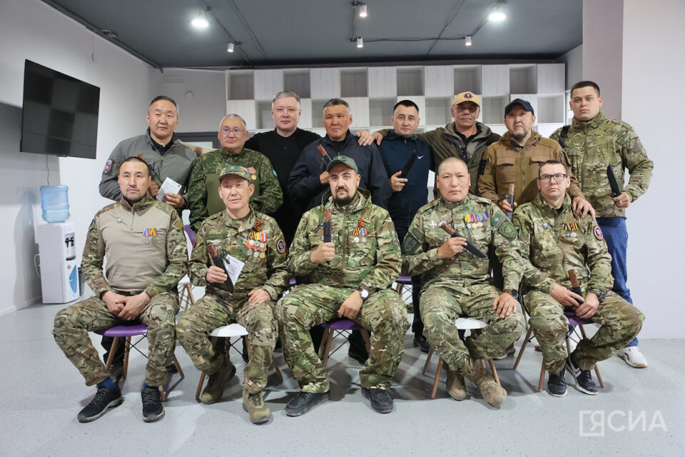 Якутские ножи от главы республики получили 12 ветеранов СВО