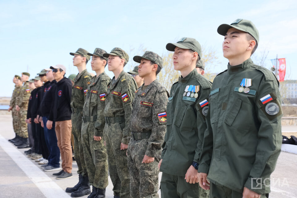 В Якутске стартовали военно-полевые сборы центра «Воин» для школьников и студентов