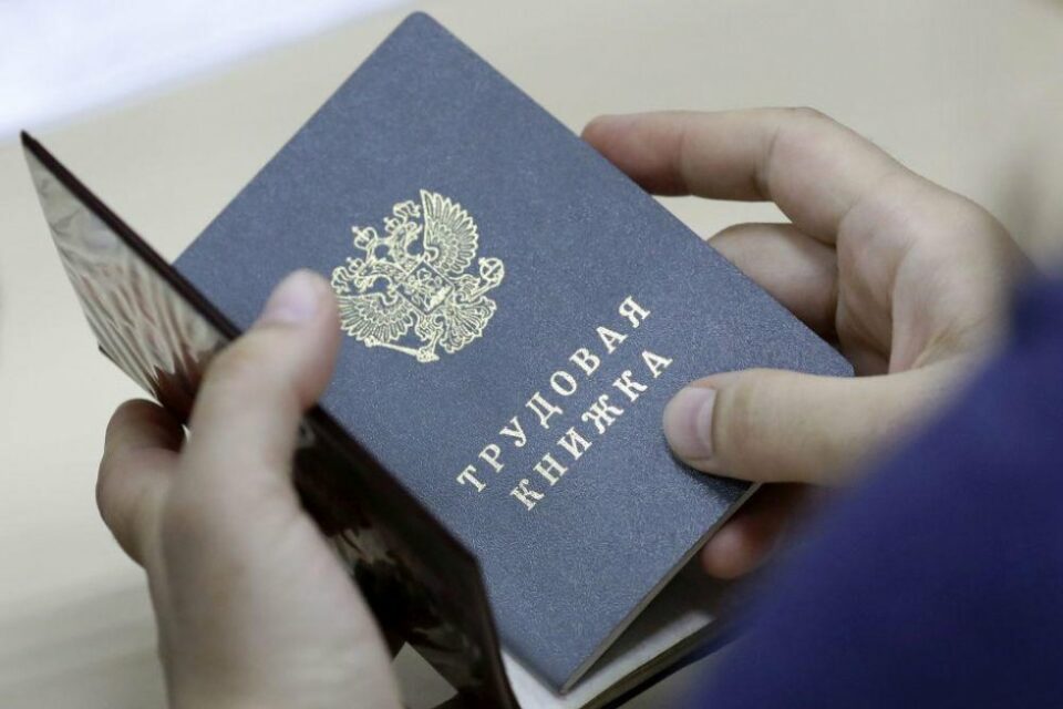 Минтруд разъяснил, при каких условиях можно уволить подростка