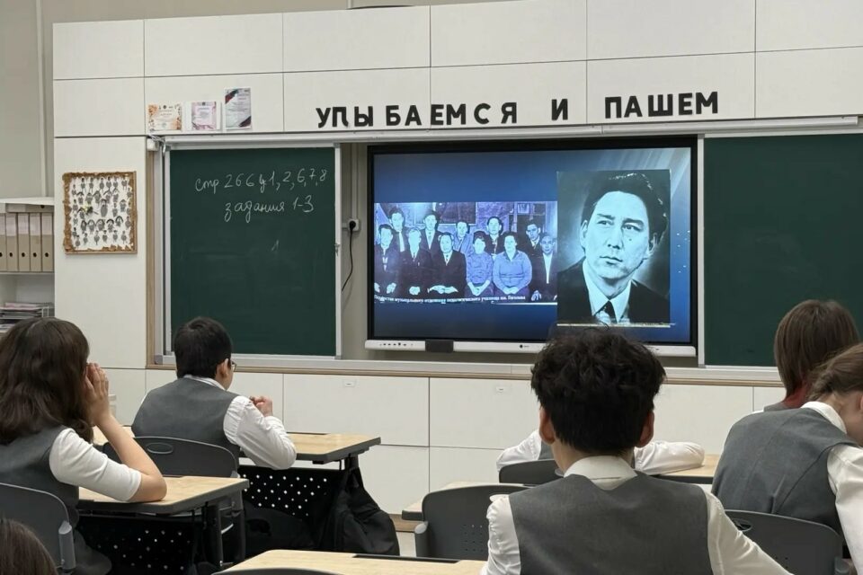 Интерактивный урок «Майские вальсы певца Победы» провели в школе Якутска