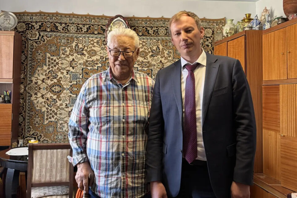 Ветерана Кирилла Павлова с Днем Победы поздравил министр экологии Якутии