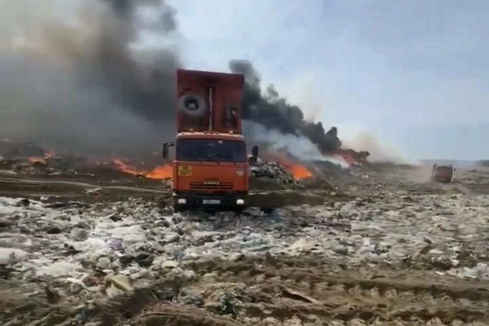 Пожар на свалке Якутска перекинулся на соседний участок