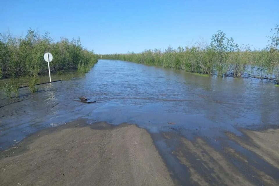 В Абыйском районе из-за половодья затопило дорогу к аэропорту