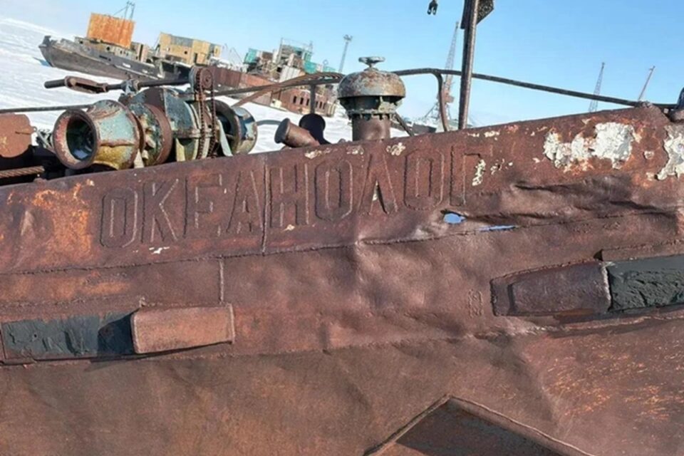 В поселке Тикси ликвидируют затонувшее судно «Океанолог»
