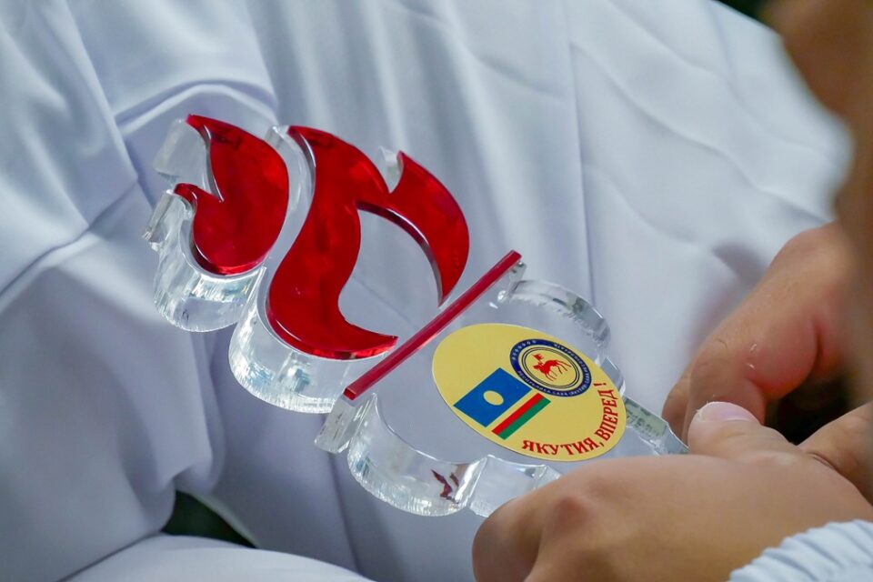 Степанида Артахинова передала «Факел Победы» Али Лобашеву
