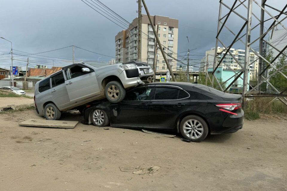 Пьяный водитель наехал на припаркованную Toyota Camry в Якутске