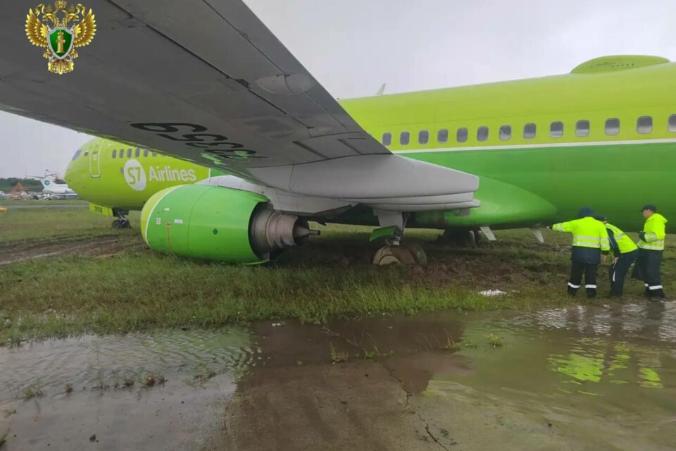 В Мирном эвакуировали выкатившийся за полосу самолет