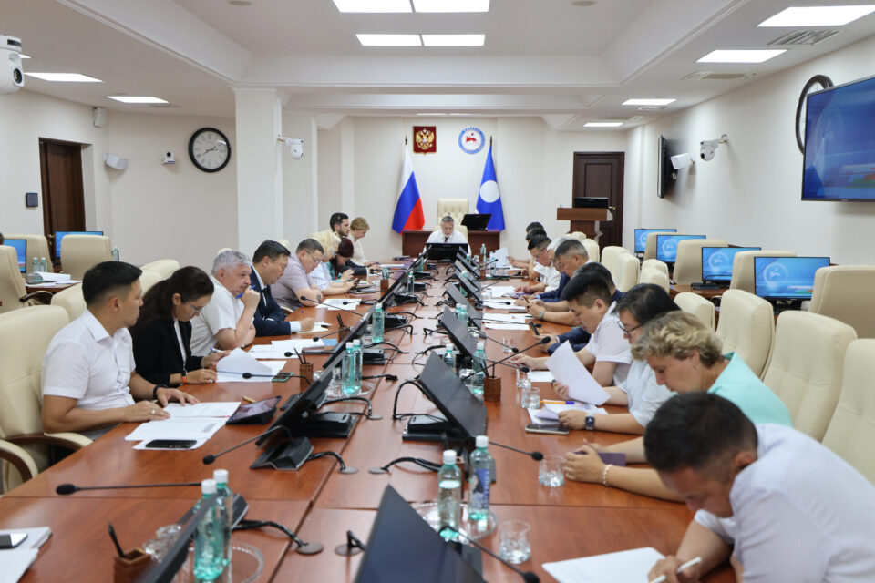 Правительство Якутии продолжает ежедневную работу по обеспечению региона топливом