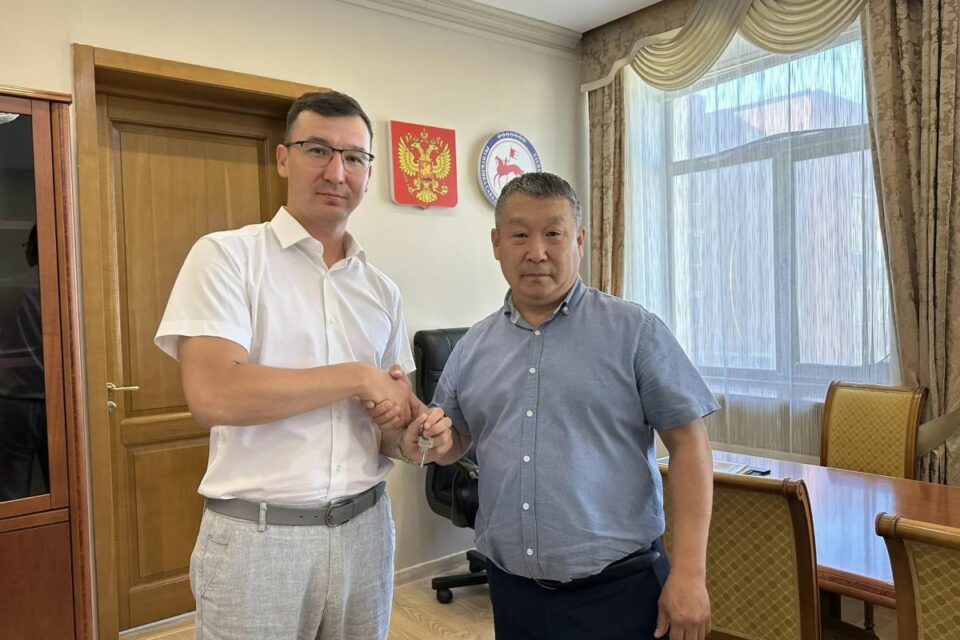 Дмитрий Садовников передал ключи от кабинета новому первому зампреду правительства Якутии