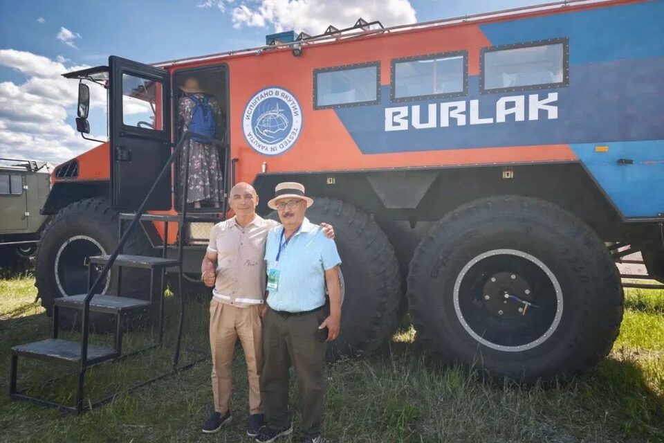 На Ысыахе Олонхо опробовали перевозку людей на вездеходах «Бурлак»
