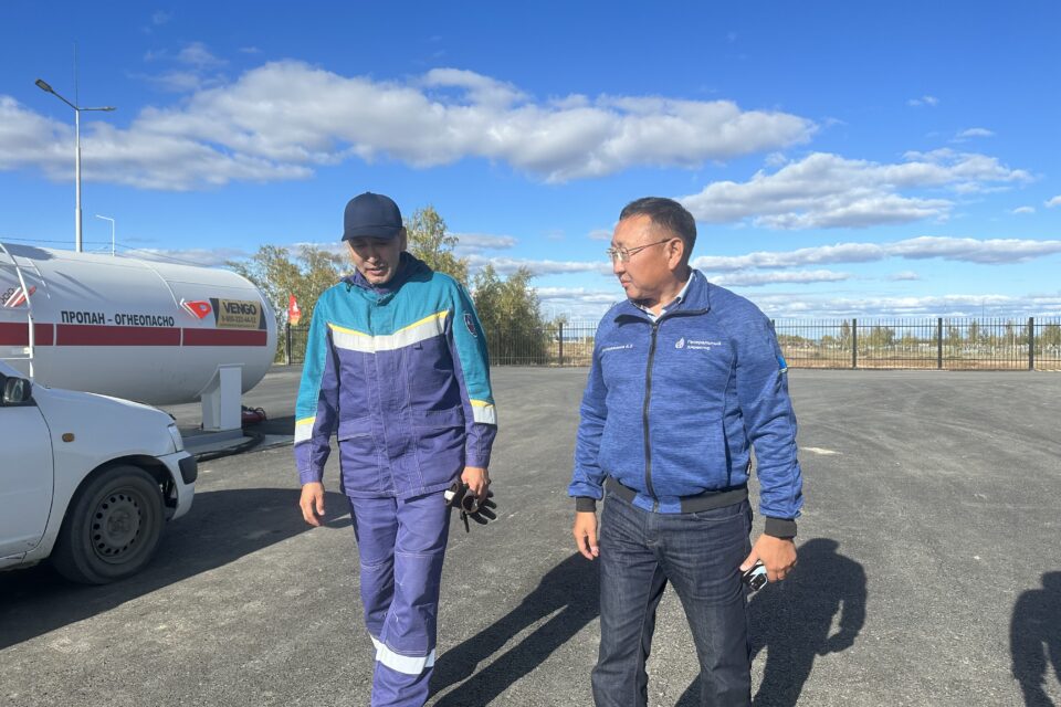 В «Сахатранснефтегазе» объяснили, почему замораживают цены на газовое автомобильное топливо