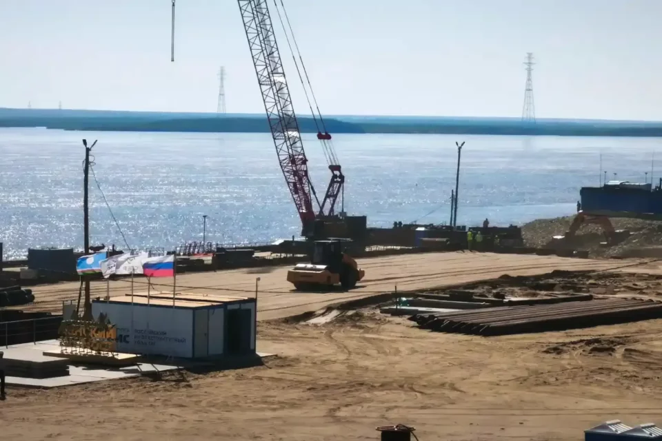 Строители установили 12 якорей для коффердамов Ленского моста